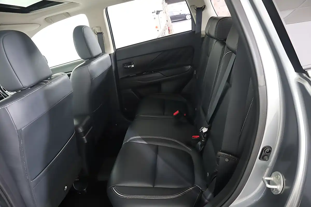 Used 2015 Mitsubishi Outlander GX4h Grey - Interior and Exterior details 13