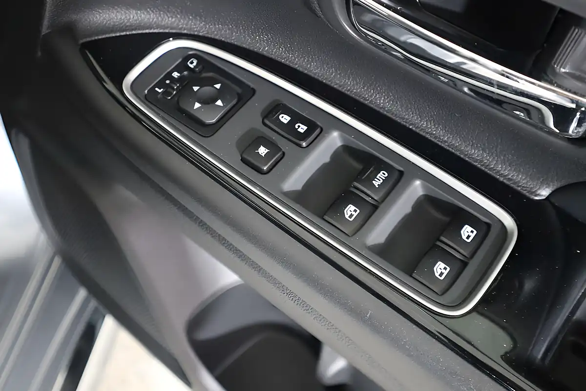 Used 2015 Mitsubishi Outlander GX4h Grey - Interior and Exterior details 20