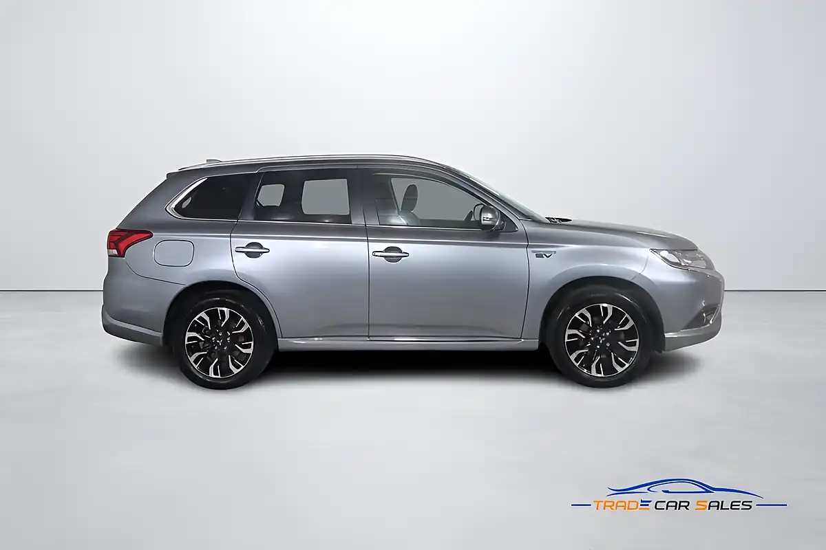 Used 2015 Mitsubishi Outlander GX4h Grey - Interior and Exterior details 7