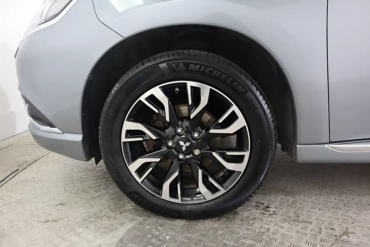 Used 2015 Mitsubishi Outlander GX4h Grey - Interior and Exterior details 9