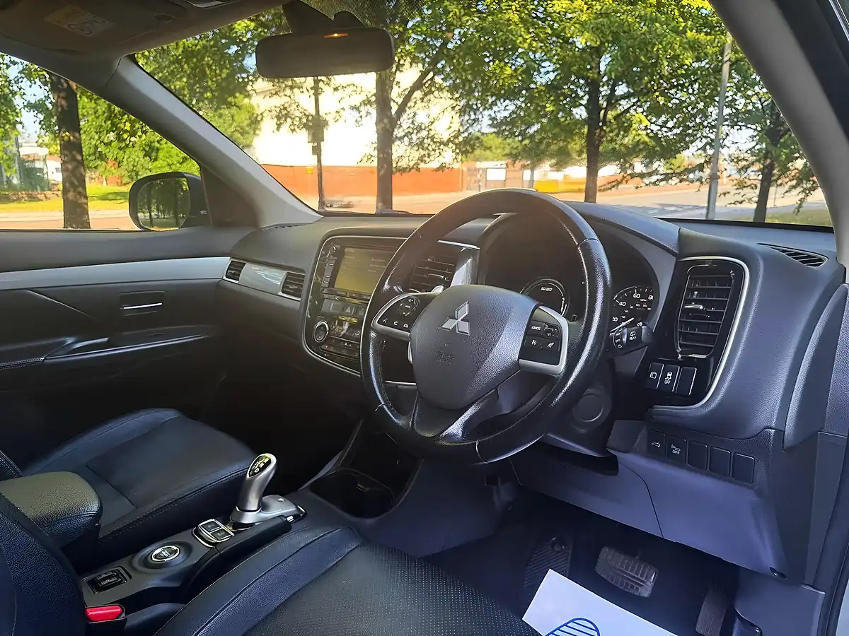 Used 2015 Mitsubishi Outlander GX4h Grey - Interior and Exterior details 15