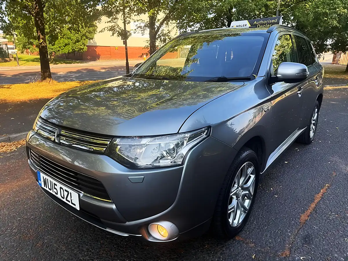 Used 2015 Mitsubishi Outlander GX4h Grey - Interior and Exterior details 4