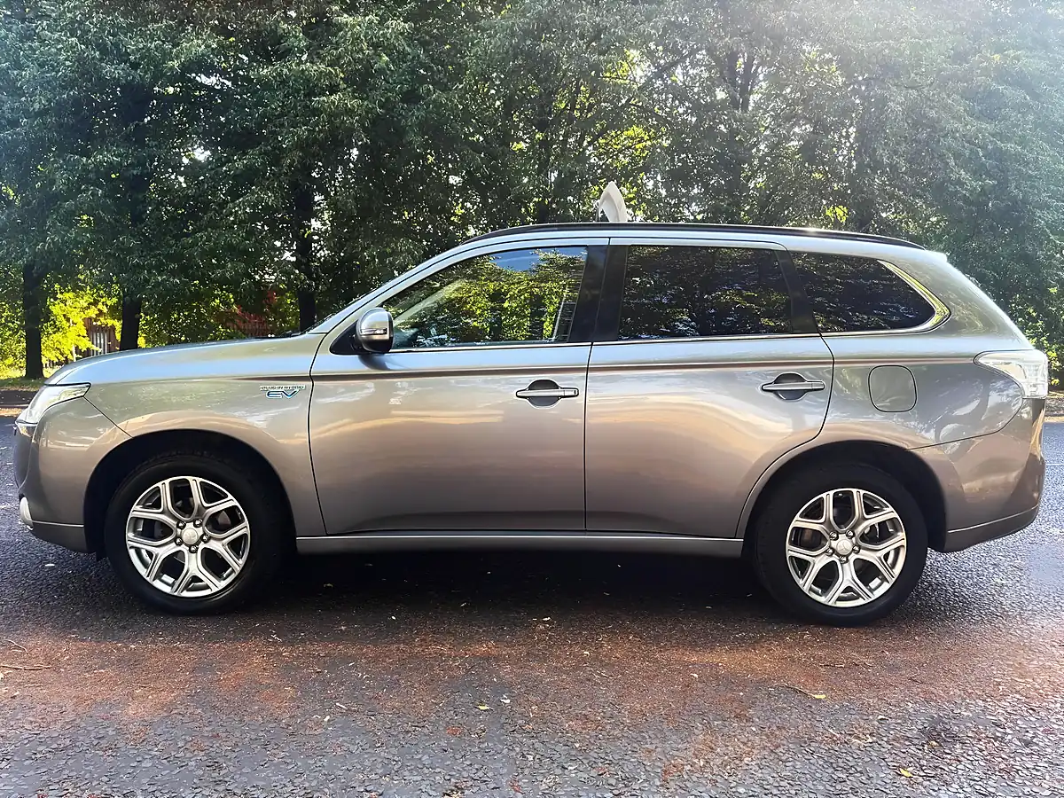 Used 2015 Mitsubishi Outlander GX4h Grey - Interior and Exterior details 5