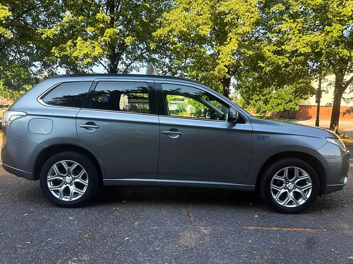 Used 2015 Mitsubishi Outlander GX4h Grey - Interior and Exterior details 9