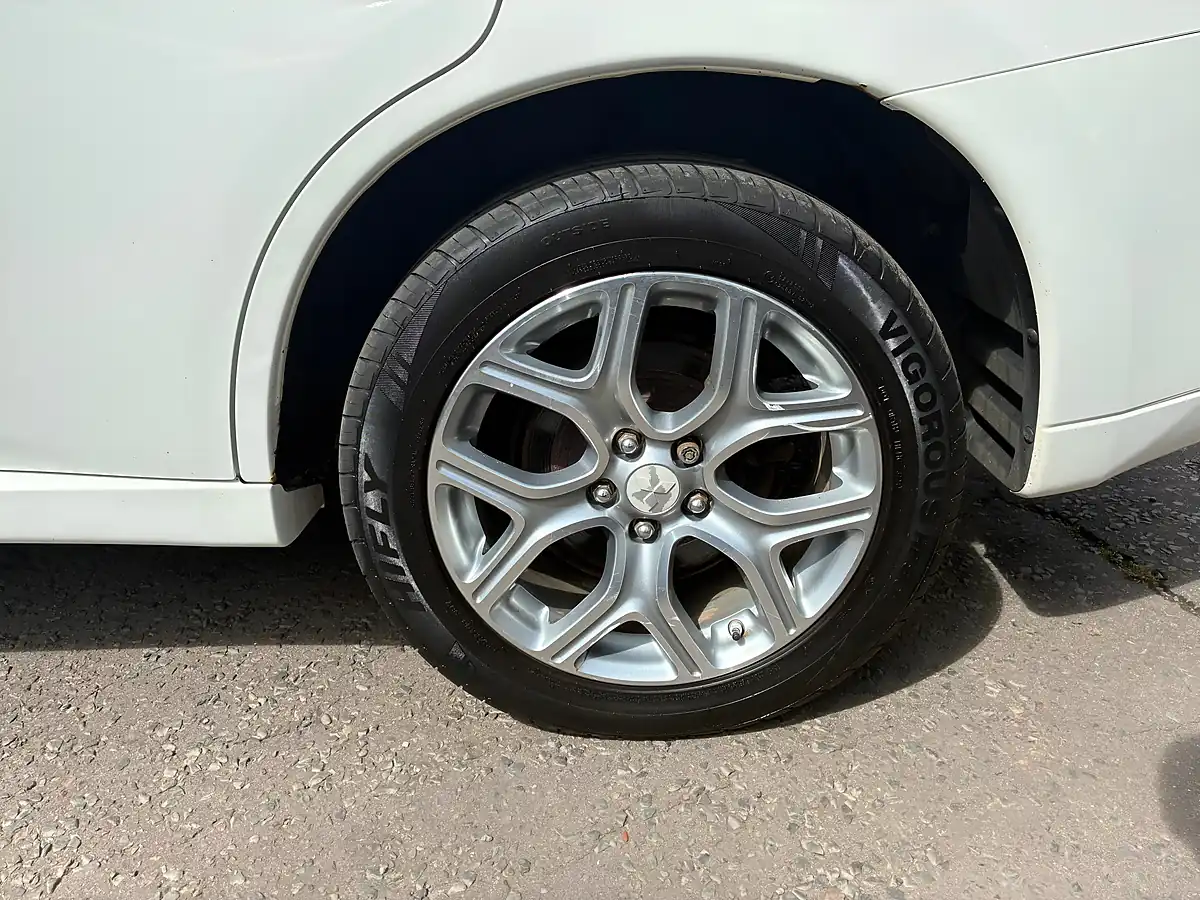 Used 2015 Mitsubishi Outlander GX4h White - Interior and Exterior details 10