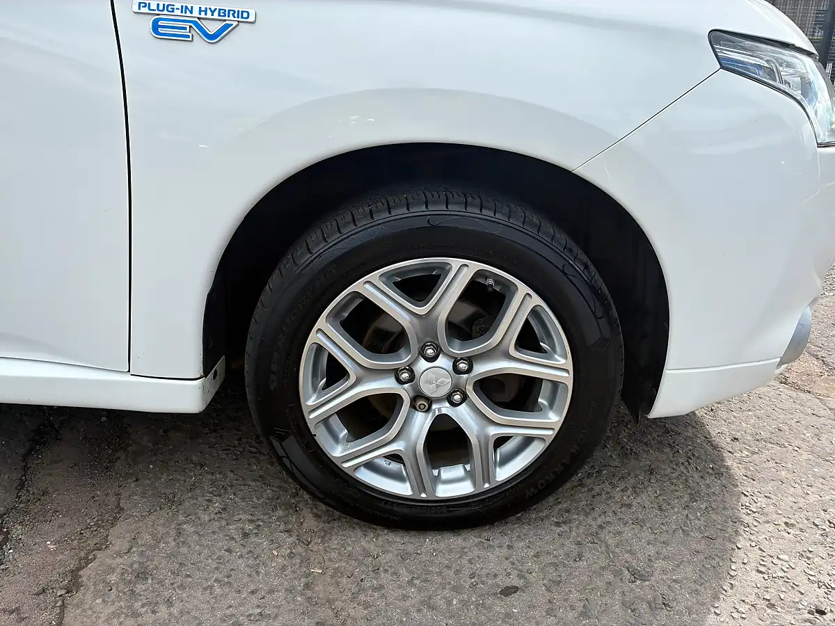 Used 2015 Mitsubishi Outlander GX4h White - Interior and Exterior details 11
