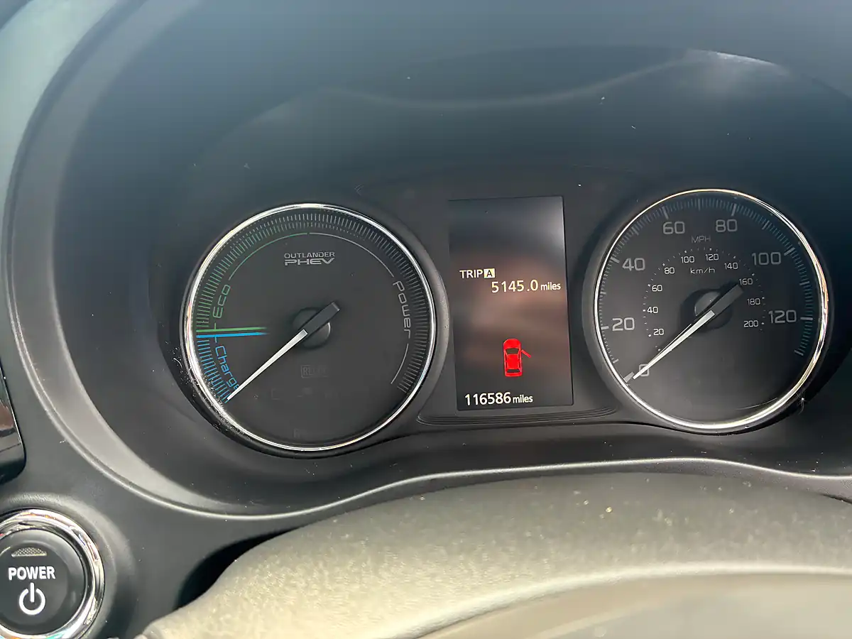 Used 2015 Mitsubishi Outlander GX4h White - Interior and Exterior details 12