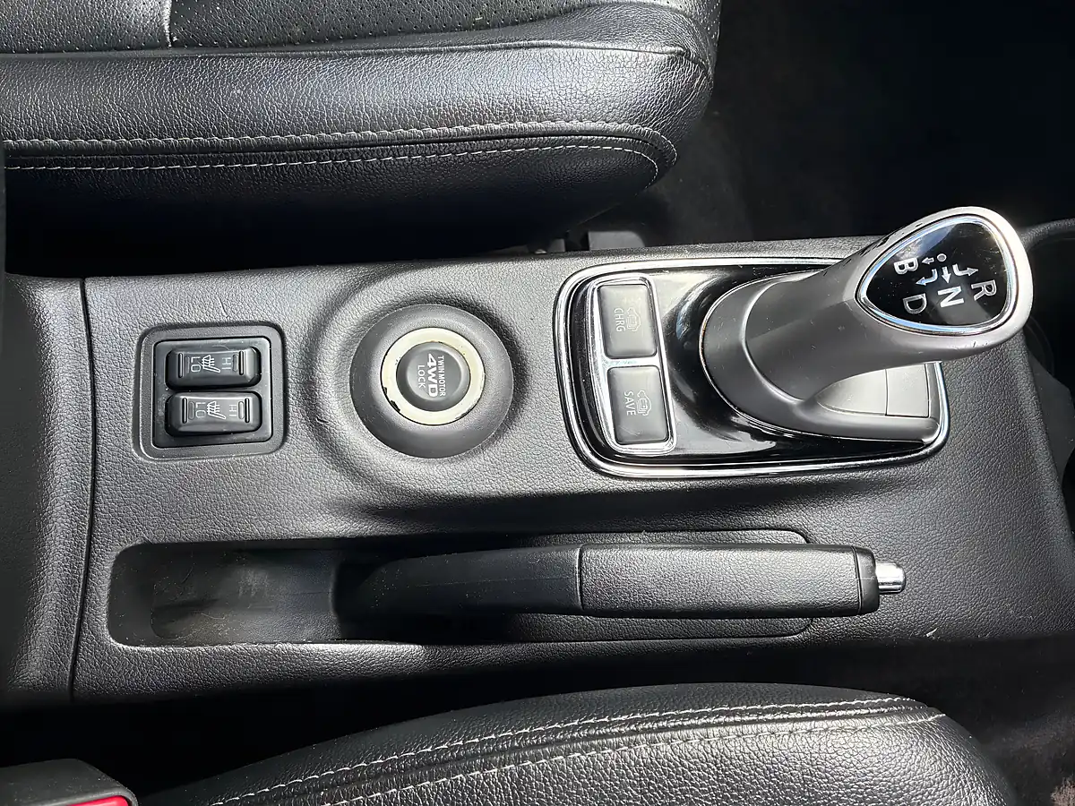 Used 2015 Mitsubishi Outlander GX4h White - Interior and Exterior details 13