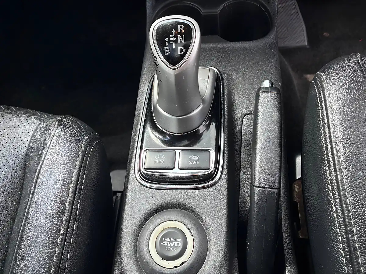 Used 2015 Mitsubishi Outlander GX4h White - Interior and Exterior details 14