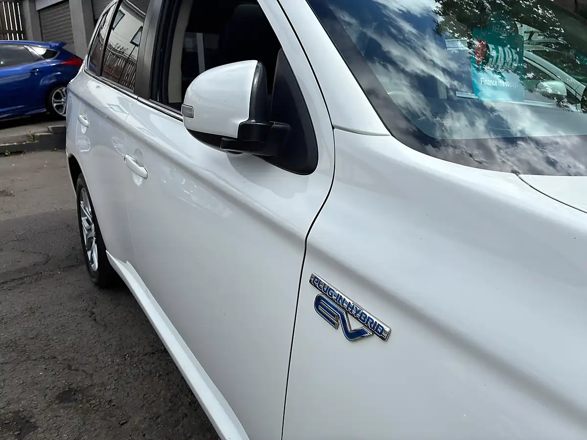 Used 2015 Mitsubishi Outlander GX4h White - Interior and Exterior details 15