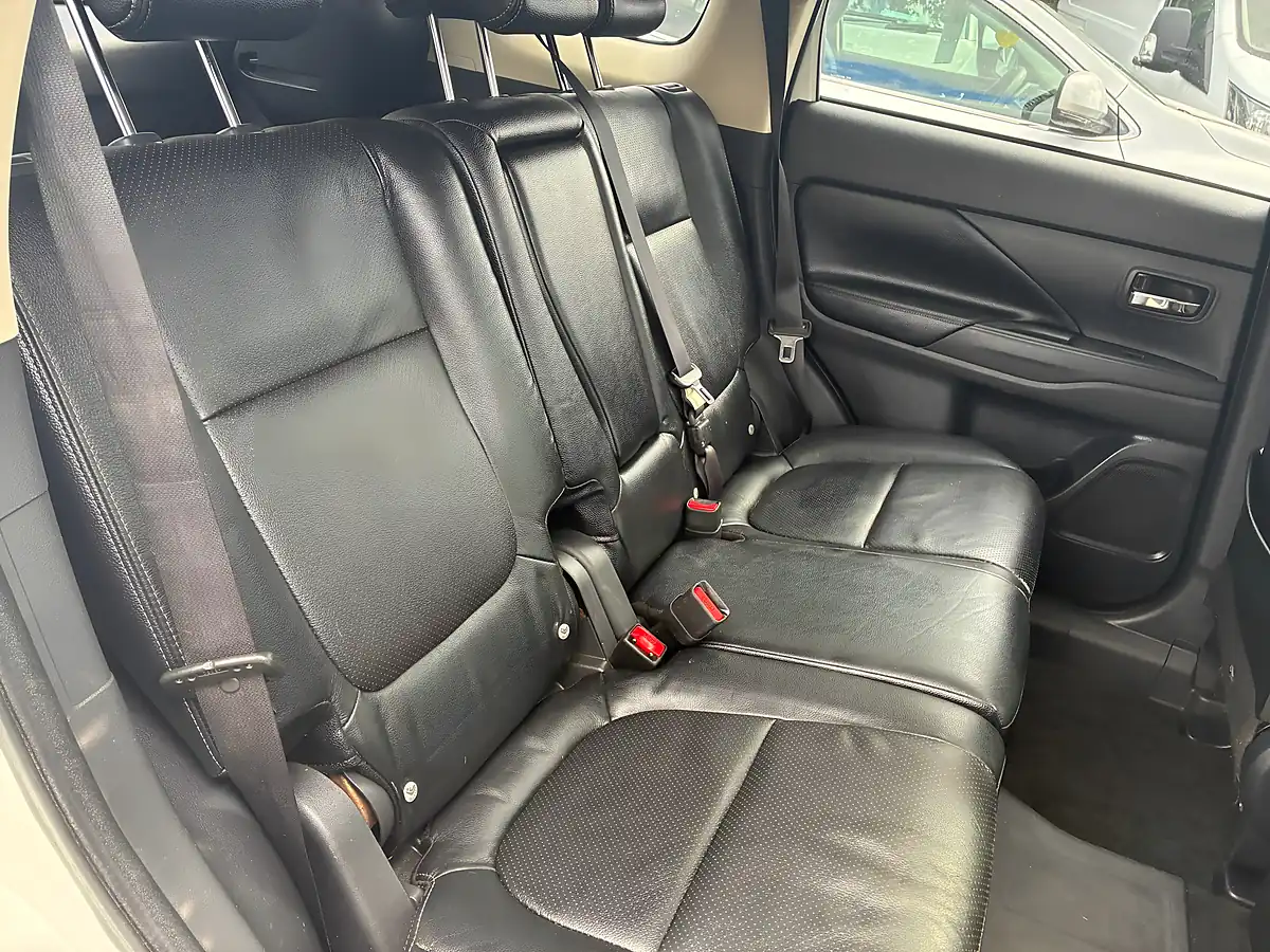 Used 2015 Mitsubishi Outlander GX4h White - Interior and Exterior details 16