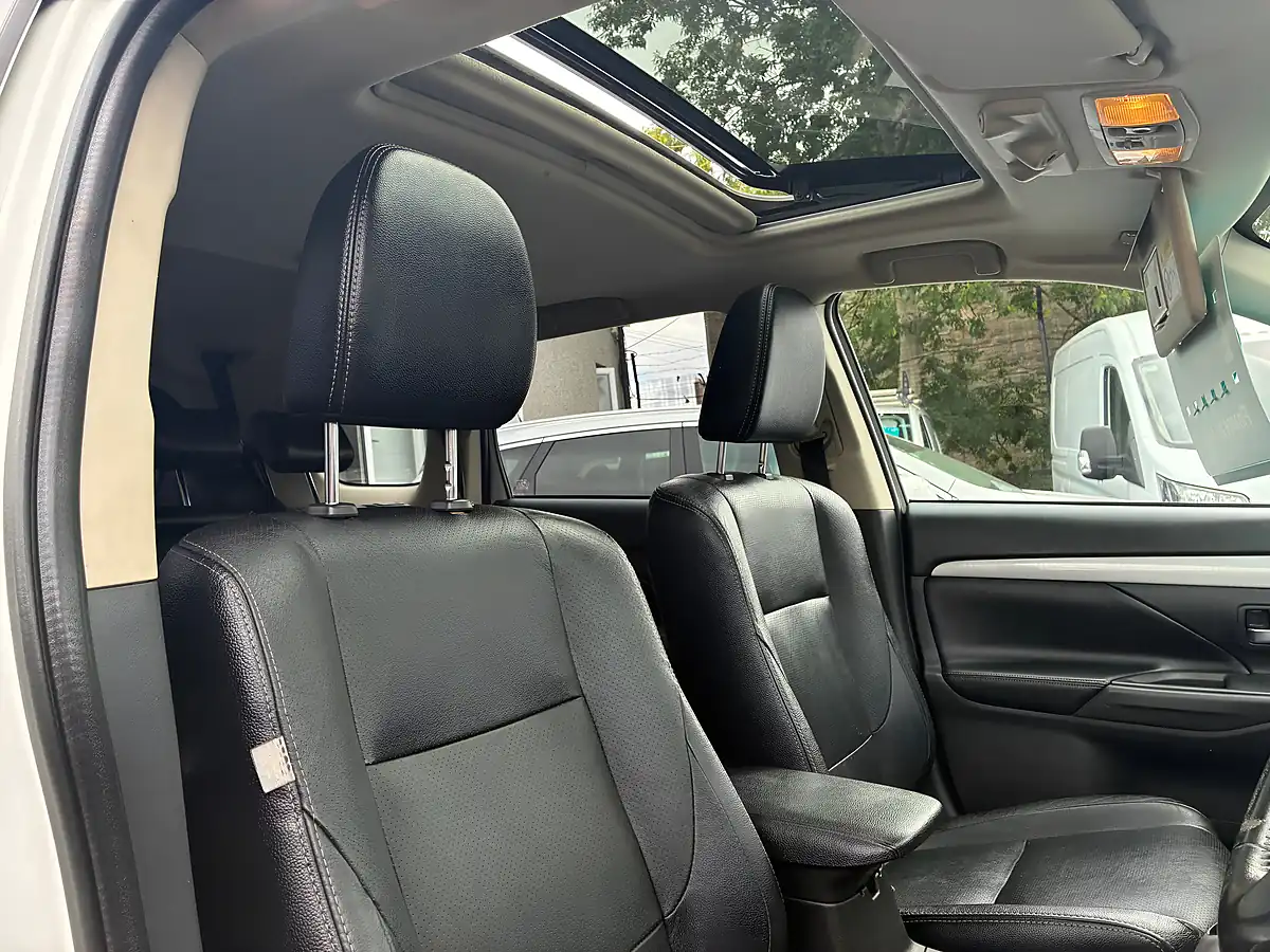 Used 2015 Mitsubishi Outlander GX4h White - Interior and Exterior details 17
