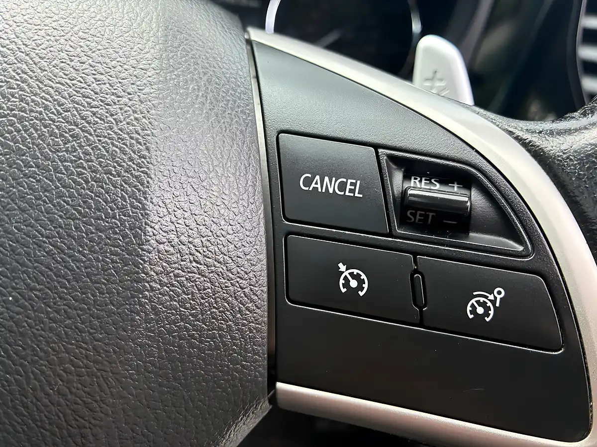 Used 2015 Mitsubishi Outlander GX4h White - Interior and Exterior details 18