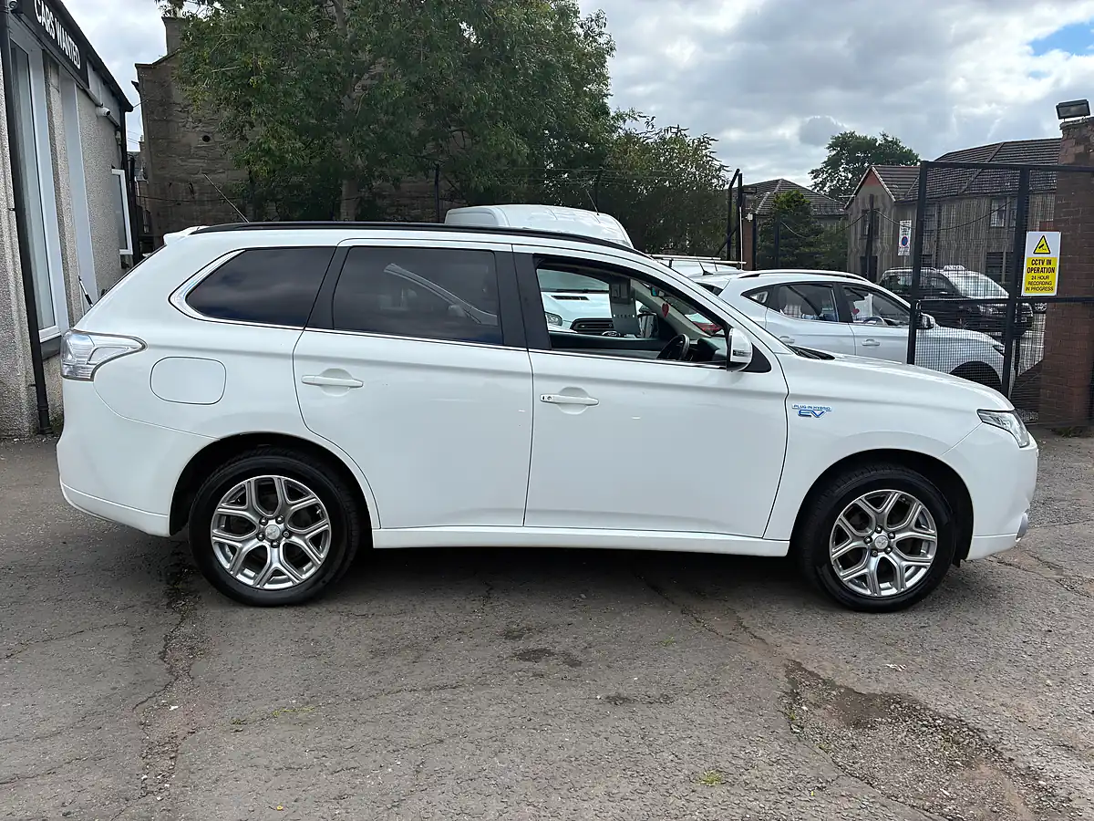 Used 2015 Mitsubishi Outlander GX4h White - Interior and Exterior details 2