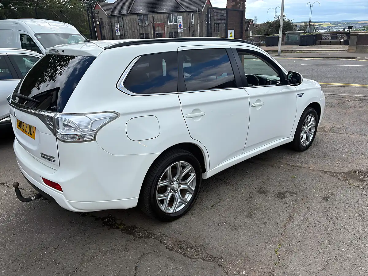 Used 2015 Mitsubishi Outlander GX4h White - Interior and Exterior details 3