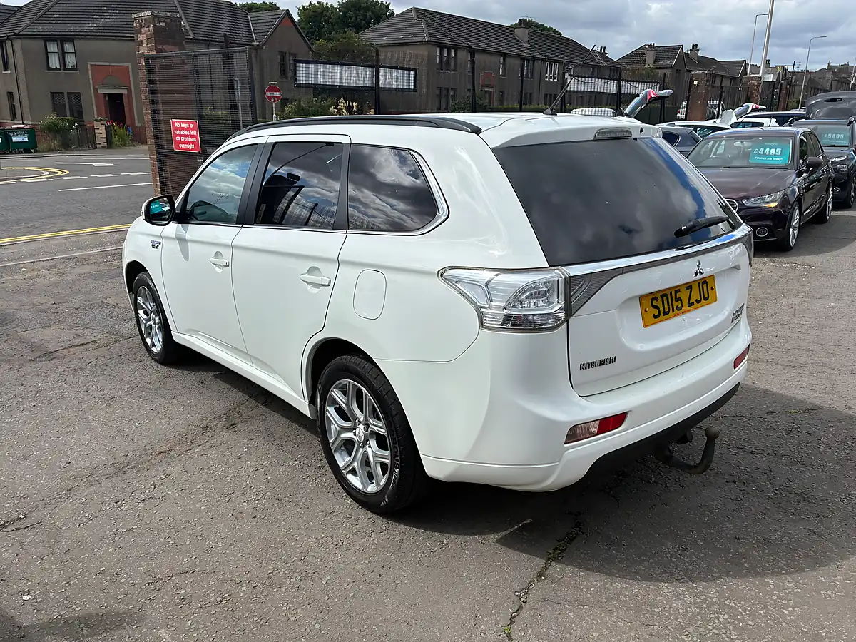 Used 2015 Mitsubishi Outlander GX4h White - Interior and Exterior details 5