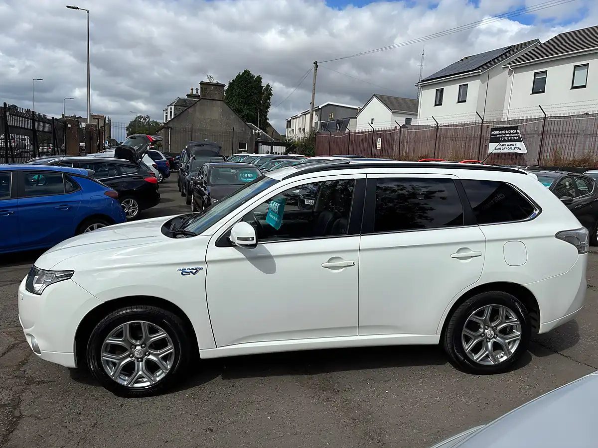 Used 2015 Mitsubishi Outlander GX4h White - Interior and Exterior details 6
