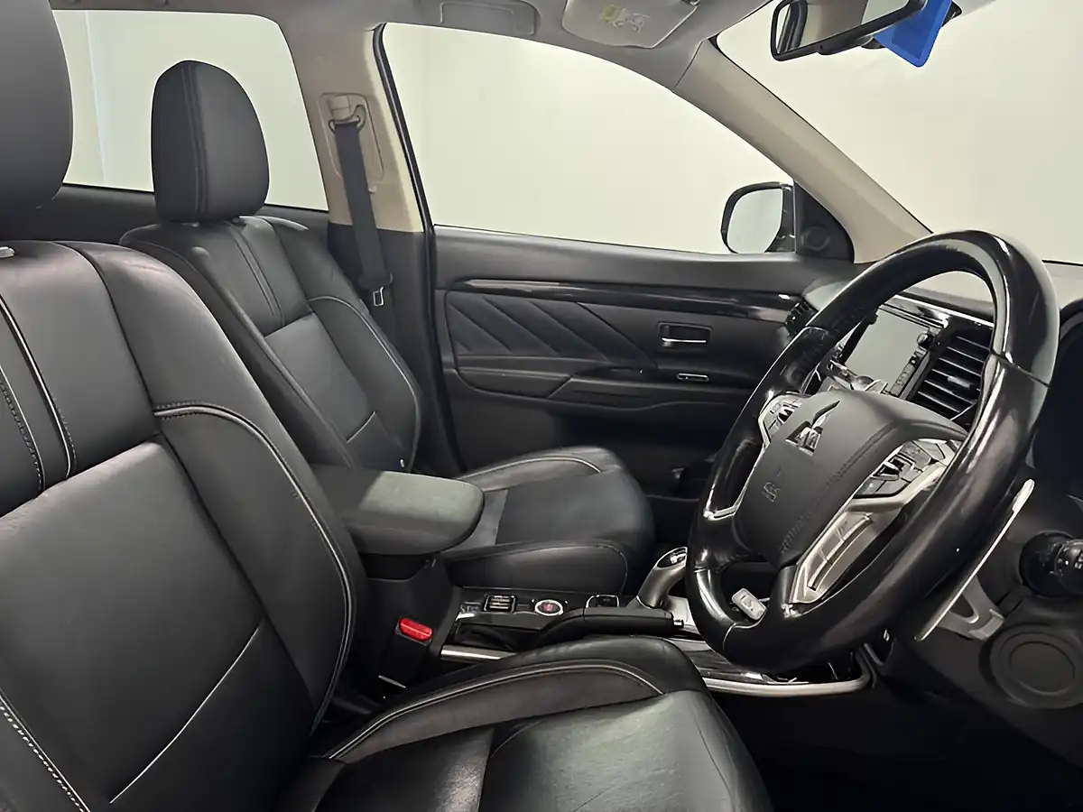 Used 2015 Mitsubishi Outlander GX4hs Brown - Interior and Exterior details 10
