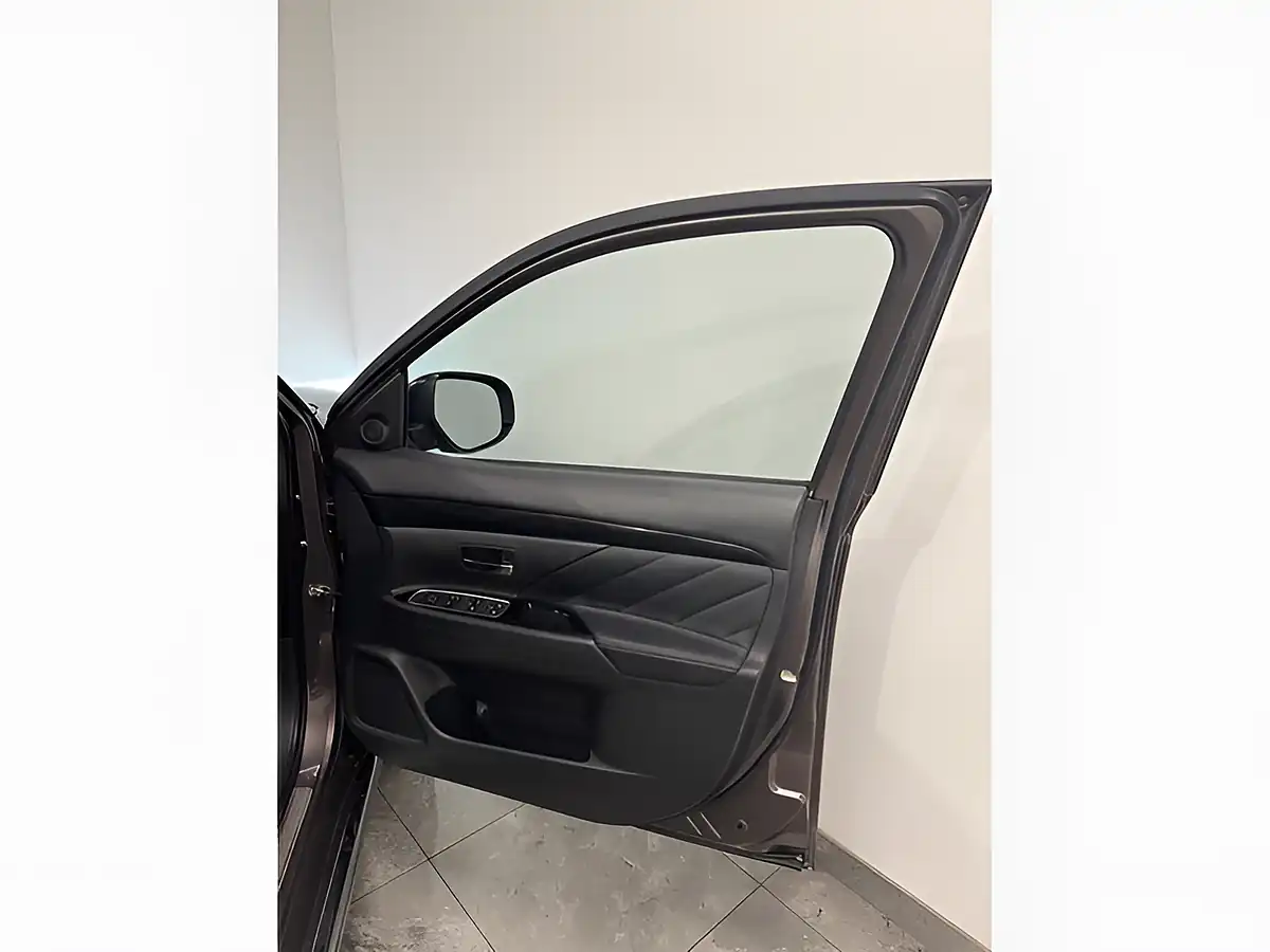 Used 2015 Mitsubishi Outlander GX4hs Brown - Interior and Exterior details 11