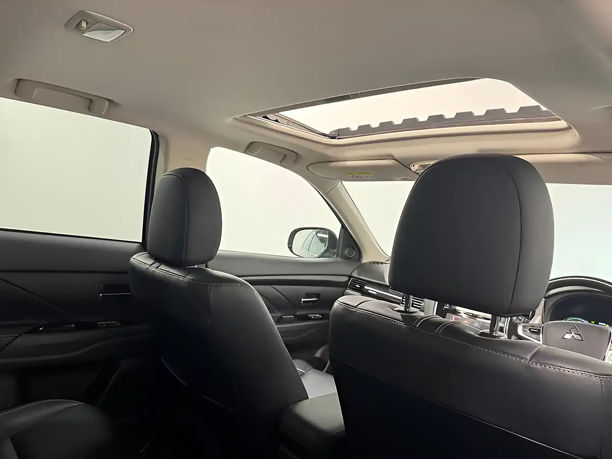 Used 2015 Mitsubishi Outlander GX4hs Brown - Interior and Exterior details 13