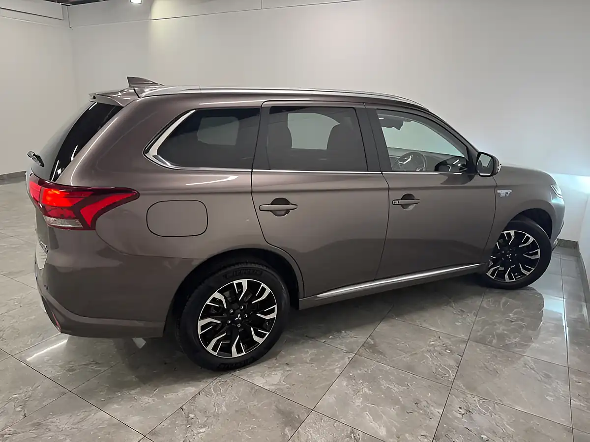 Used 2015 Mitsubishi Outlander GX4hs Brown - Interior and Exterior details 8
