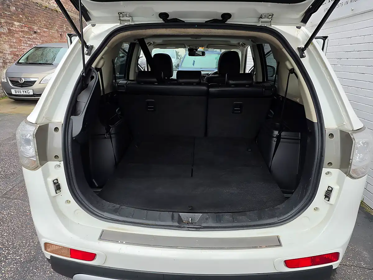 Used 2015 Mitsubishi Outlander GX4S White - Interior and Exterior details 13