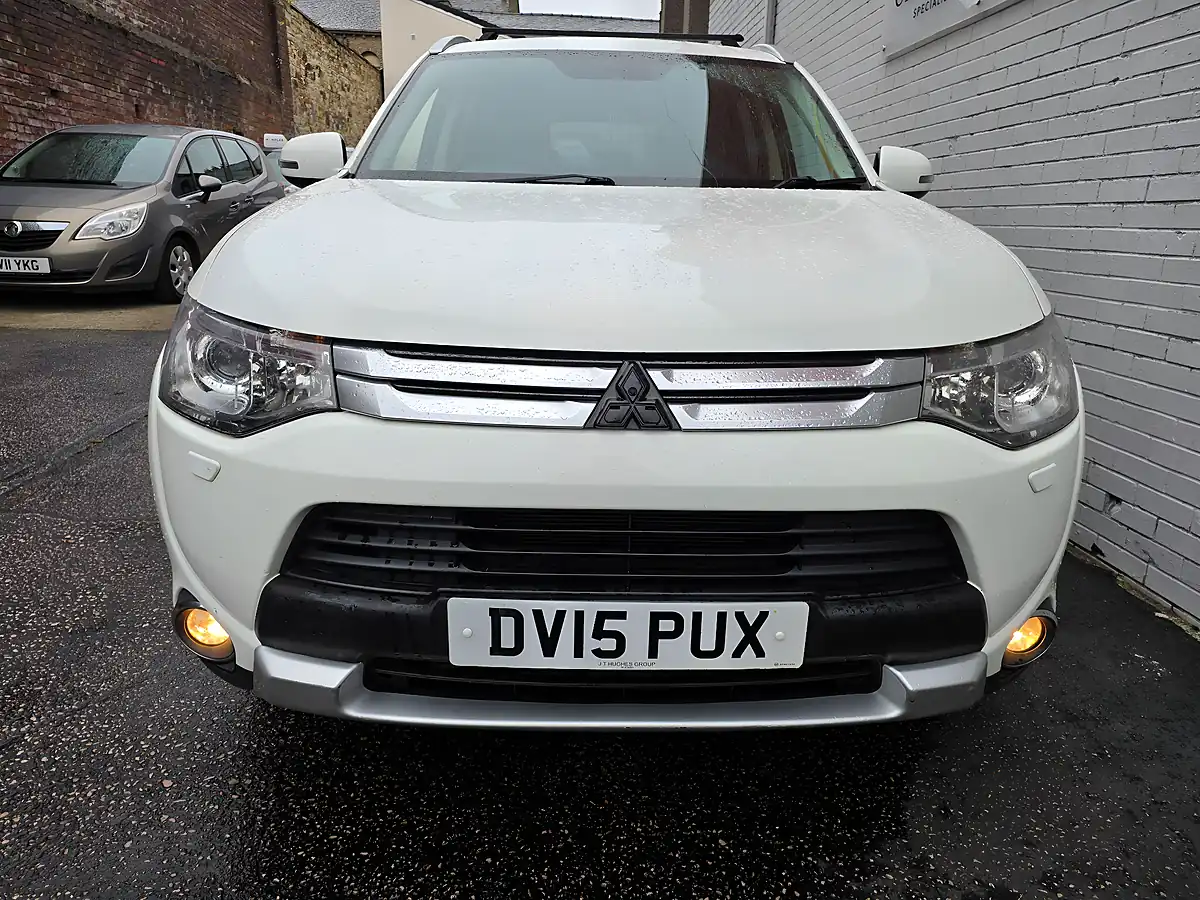 Used 2015 Mitsubishi Outlander GX4S White - Interior and Exterior details 14