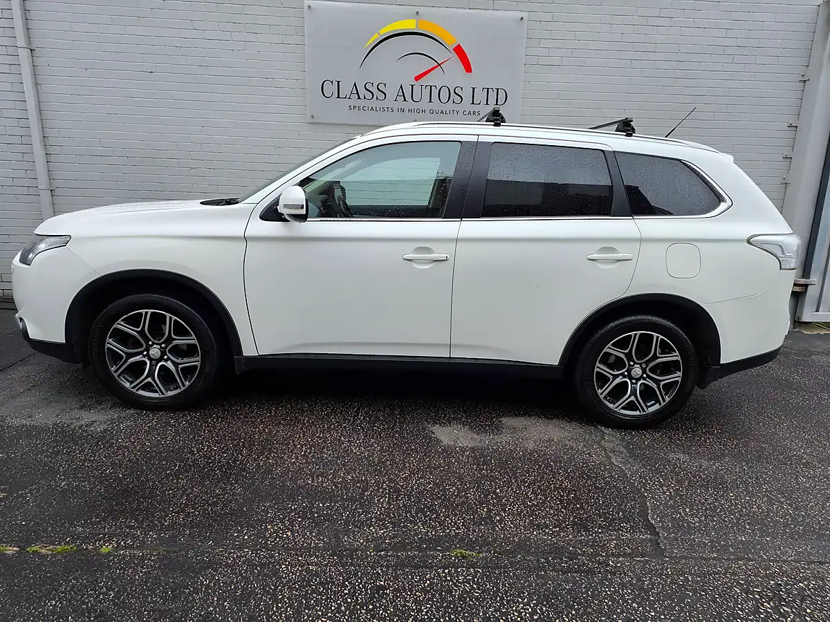 Used 2015 Mitsubishi Outlander GX4S White - Interior and Exterior details 15