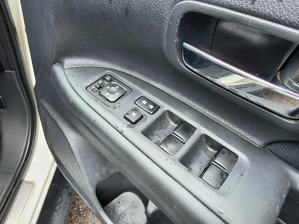 Used 2015 Mitsubishi Outlander GX4S White - Interior and Exterior details 18