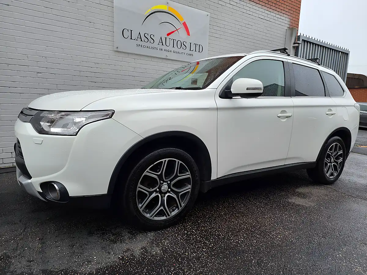 Used 2015 Mitsubishi Outlander GX4S White - Interior and Exterior details 3