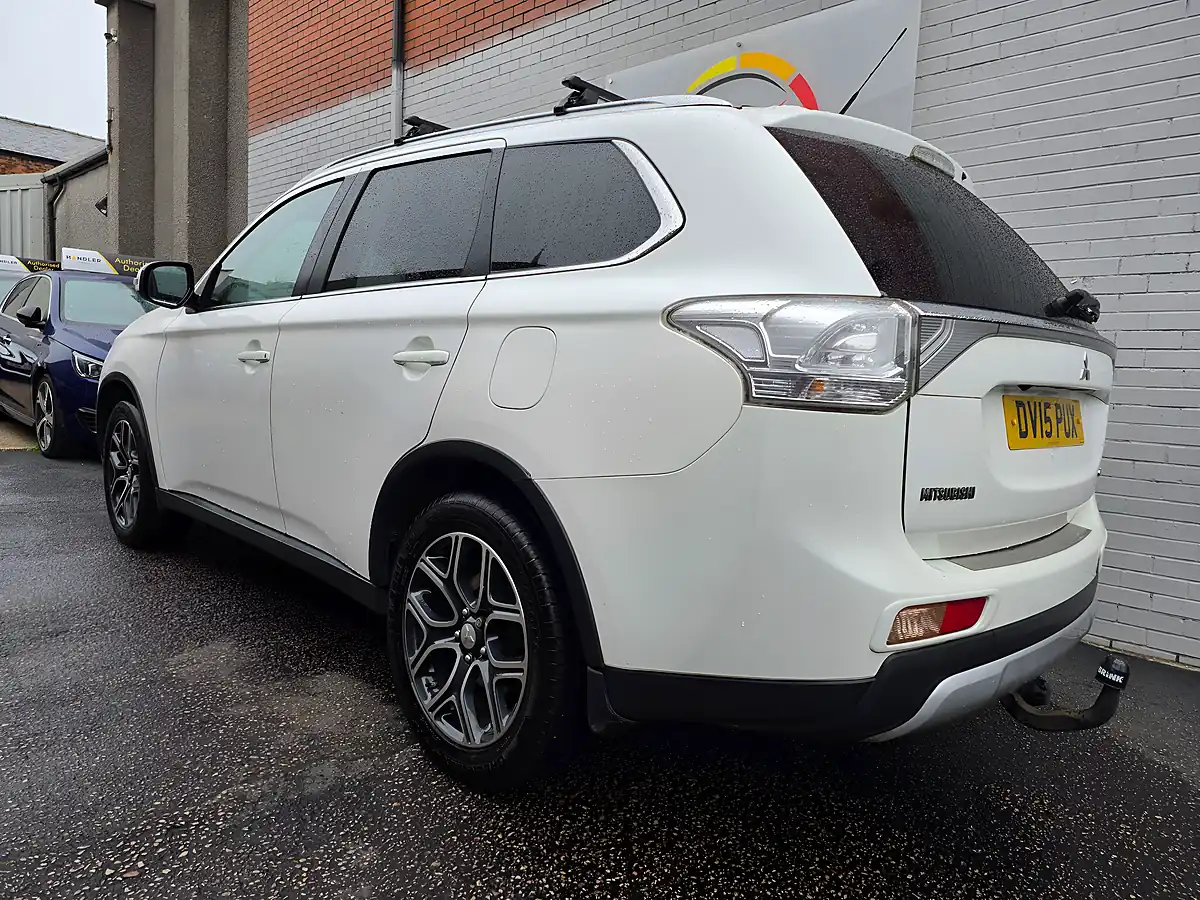 Used 2015 Mitsubishi Outlander GX4S White - Interior and Exterior details 4
