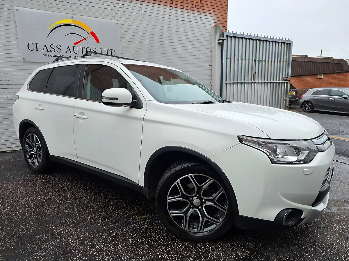 Used 2015 Mitsubishi Outlander GX4S White - Interior and Exterior details 5