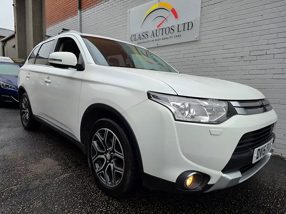 Used 2015 Mitsubishi Outlander GX4S White - Interior and Exterior details 6
