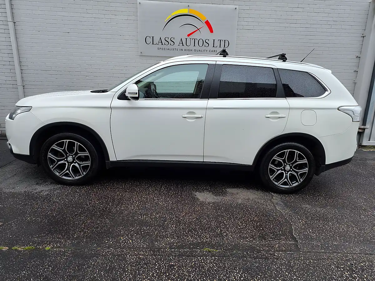 Used 2015 Mitsubishi Outlander GX4S White - Interior and Exterior details 7