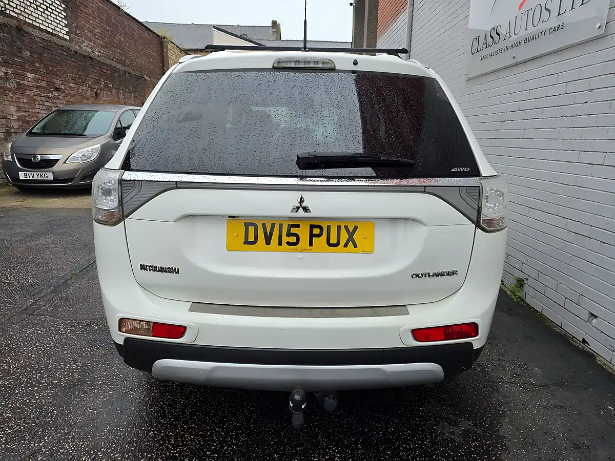 Used 2015 Mitsubishi Outlander GX4S White - Interior and Exterior details 8