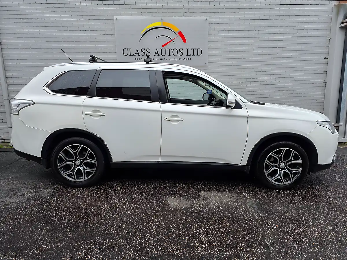 Used 2015 Mitsubishi Outlander GX4S White - Interior and Exterior details 9