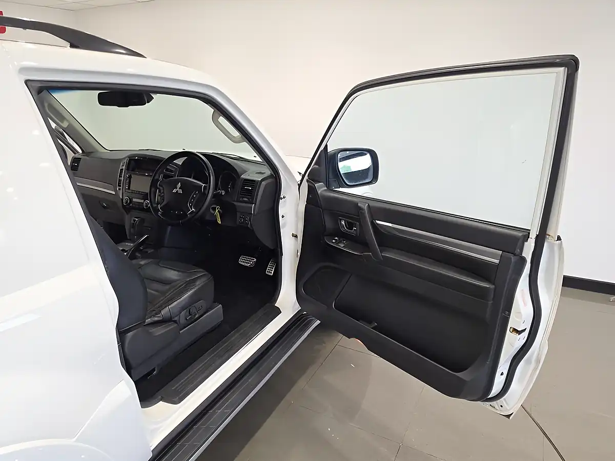 Used 2015 Mitsubishi Shogun Barbarian White - Interior and Exterior details 15