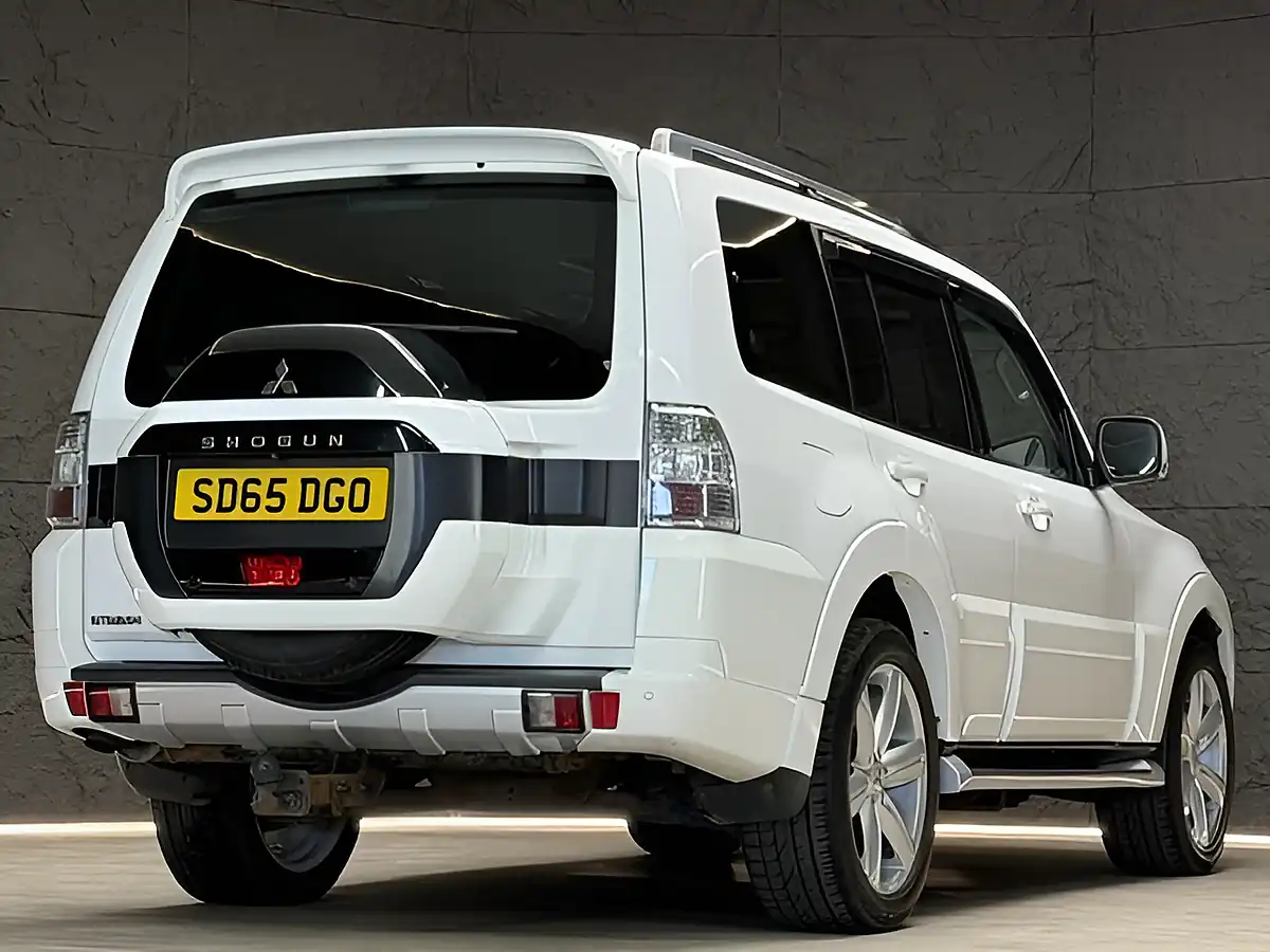 Used 2015 Mitsubishi Shogun SG3 White - Interior and Exterior details 11