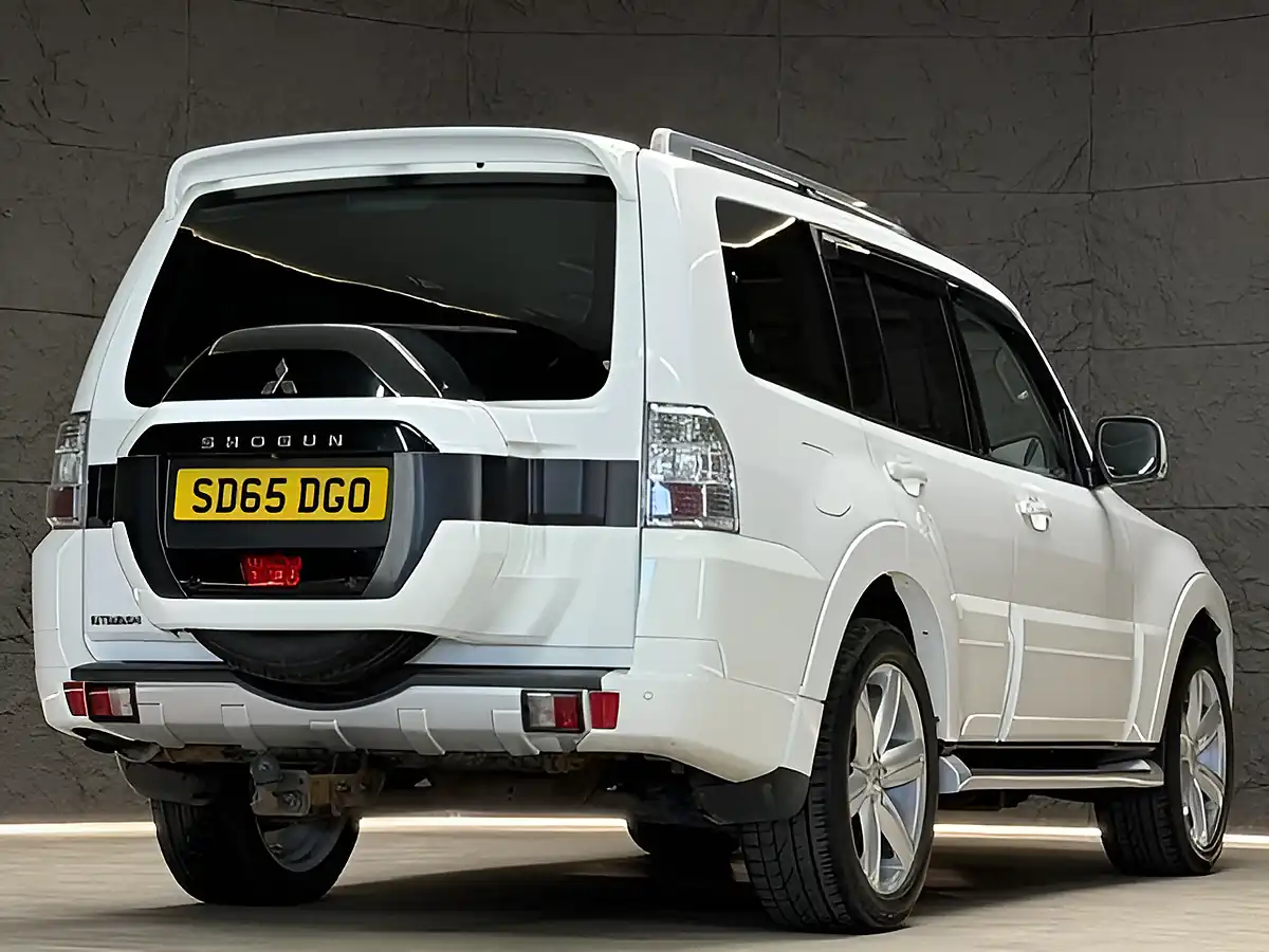 Used 2015 Mitsubishi Shogun SG3 White - Interior and Exterior details 12