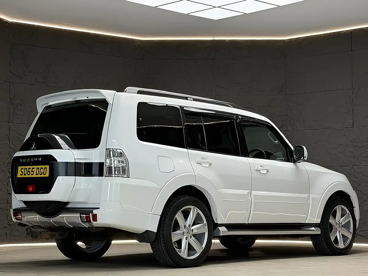 Used 2015 Mitsubishi Shogun SG3 White - Interior and Exterior details 13