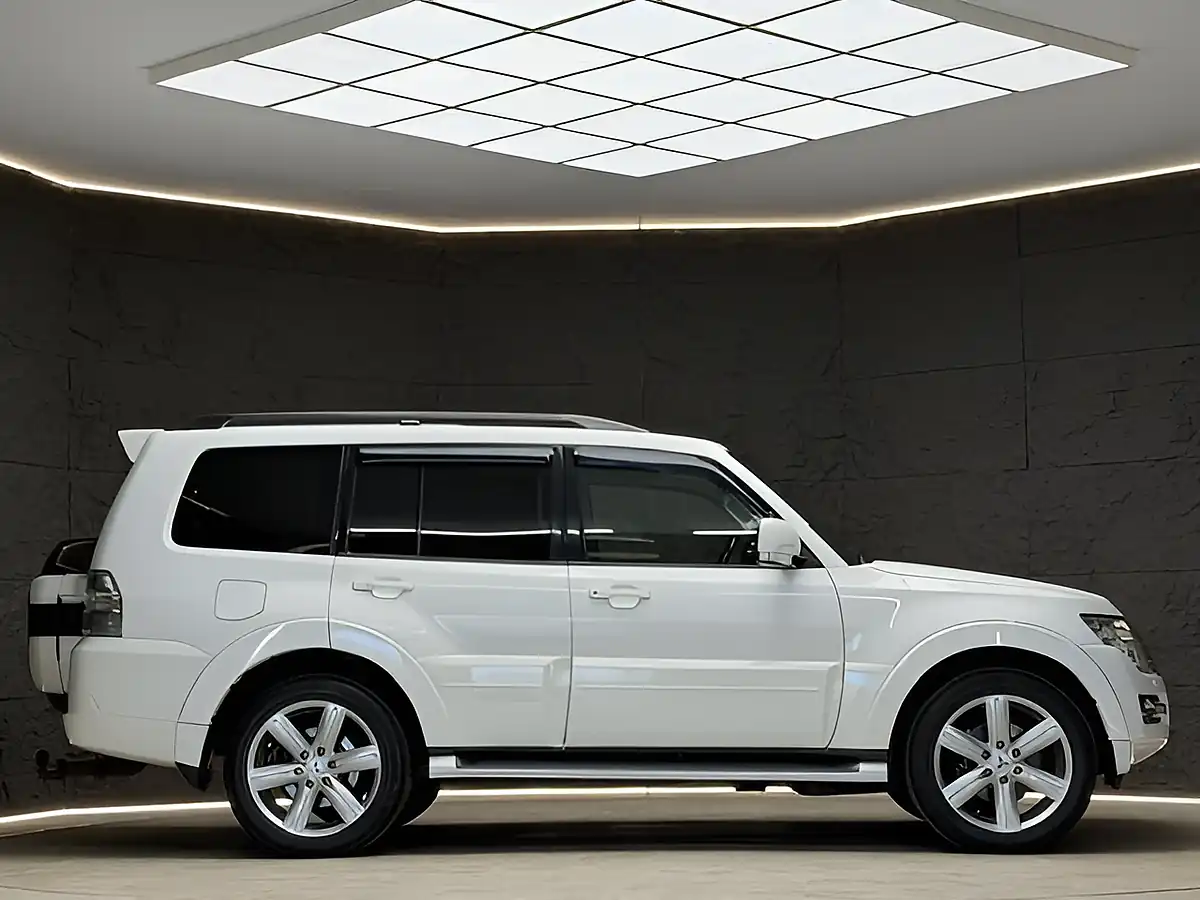 Used 2015 Mitsubishi Shogun SG3 White - Interior and Exterior details 15