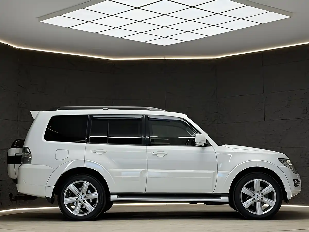 Used 2015 Mitsubishi Shogun SG3 White - Interior and Exterior details 16