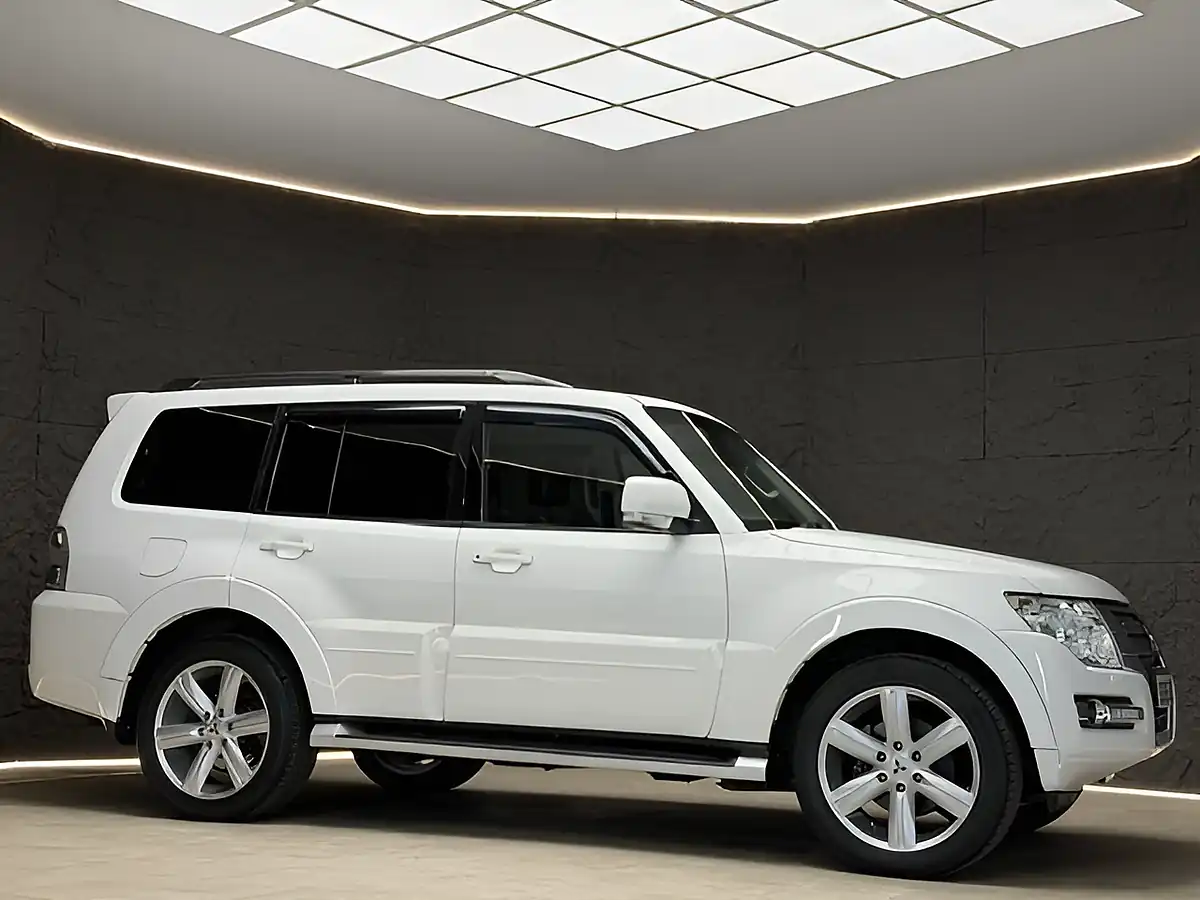 Used 2015 Mitsubishi Shogun SG3 White - Interior and Exterior details 17