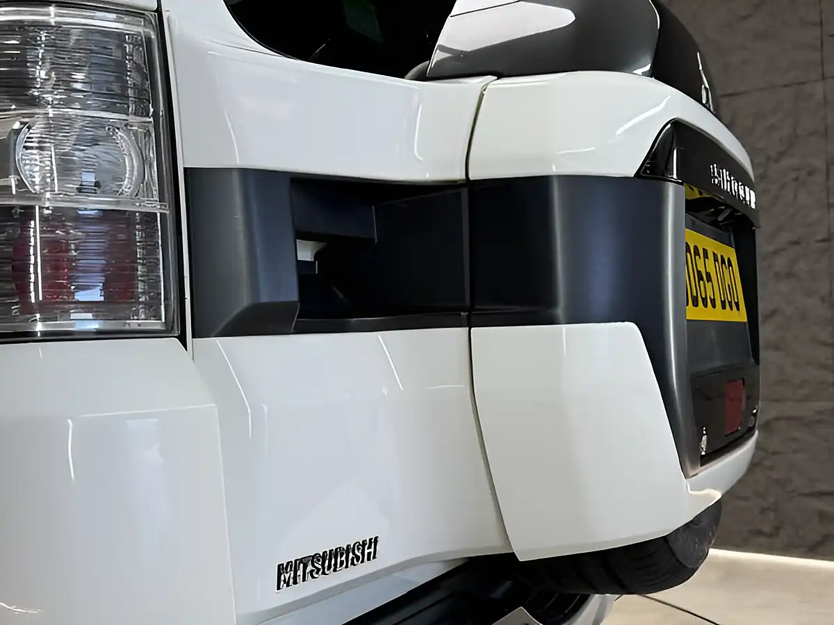 Used 2015 Mitsubishi Shogun SG3 White - Interior and Exterior details 3