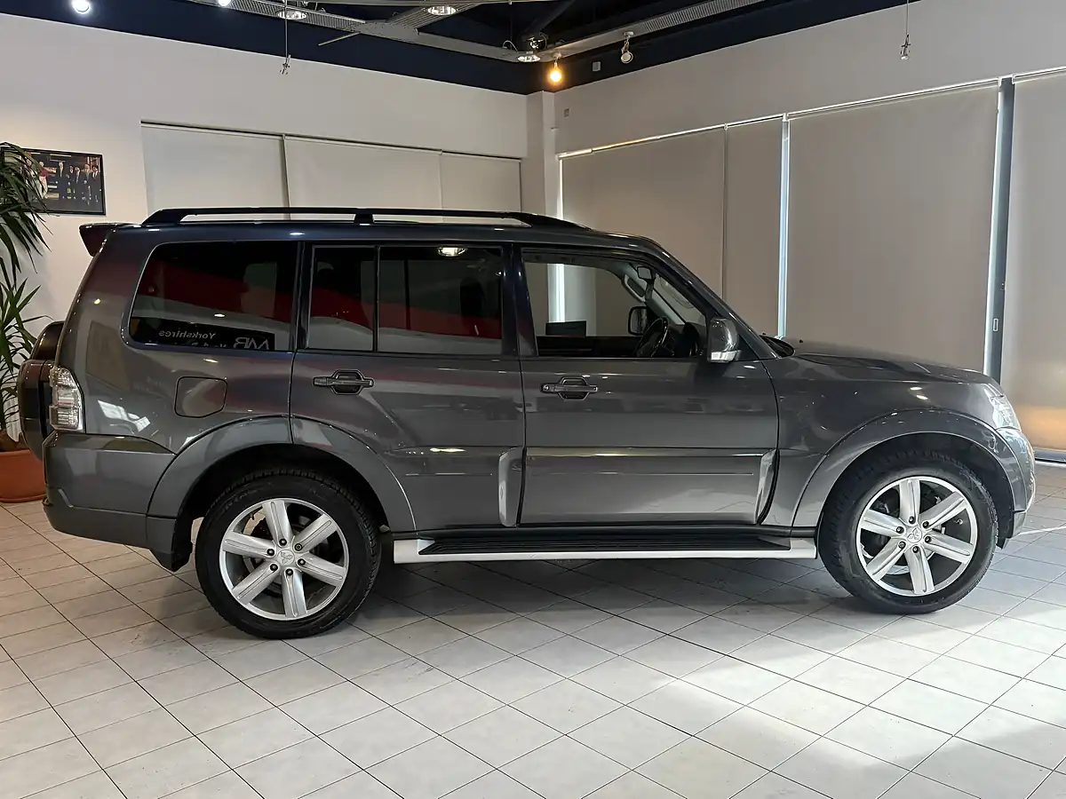 Used 2015 Mitsubishi Shogun SG4 Grey - Interior and Exterior details 10