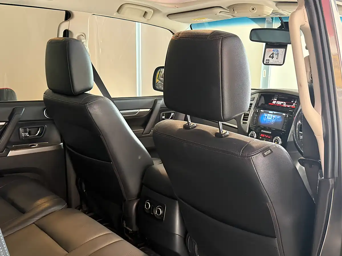 Used 2015 Mitsubishi Shogun SG4 Grey - Interior and Exterior details 14