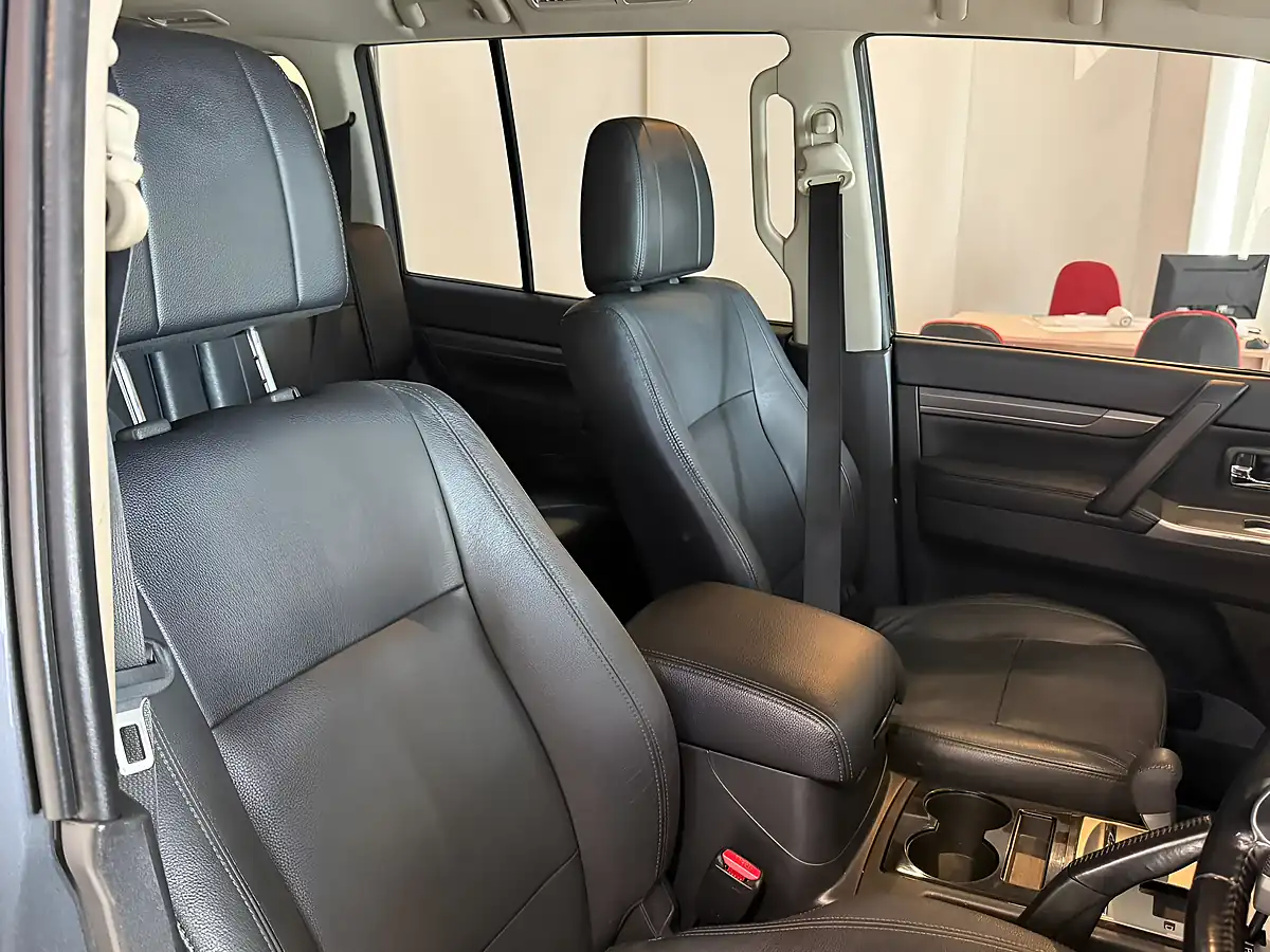 Used 2015 Mitsubishi Shogun SG4 Grey - Interior and Exterior details 15