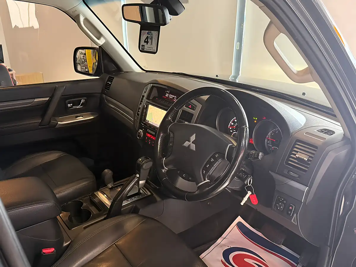 Used 2015 Mitsubishi Shogun SG4 Grey - Interior and Exterior details 16