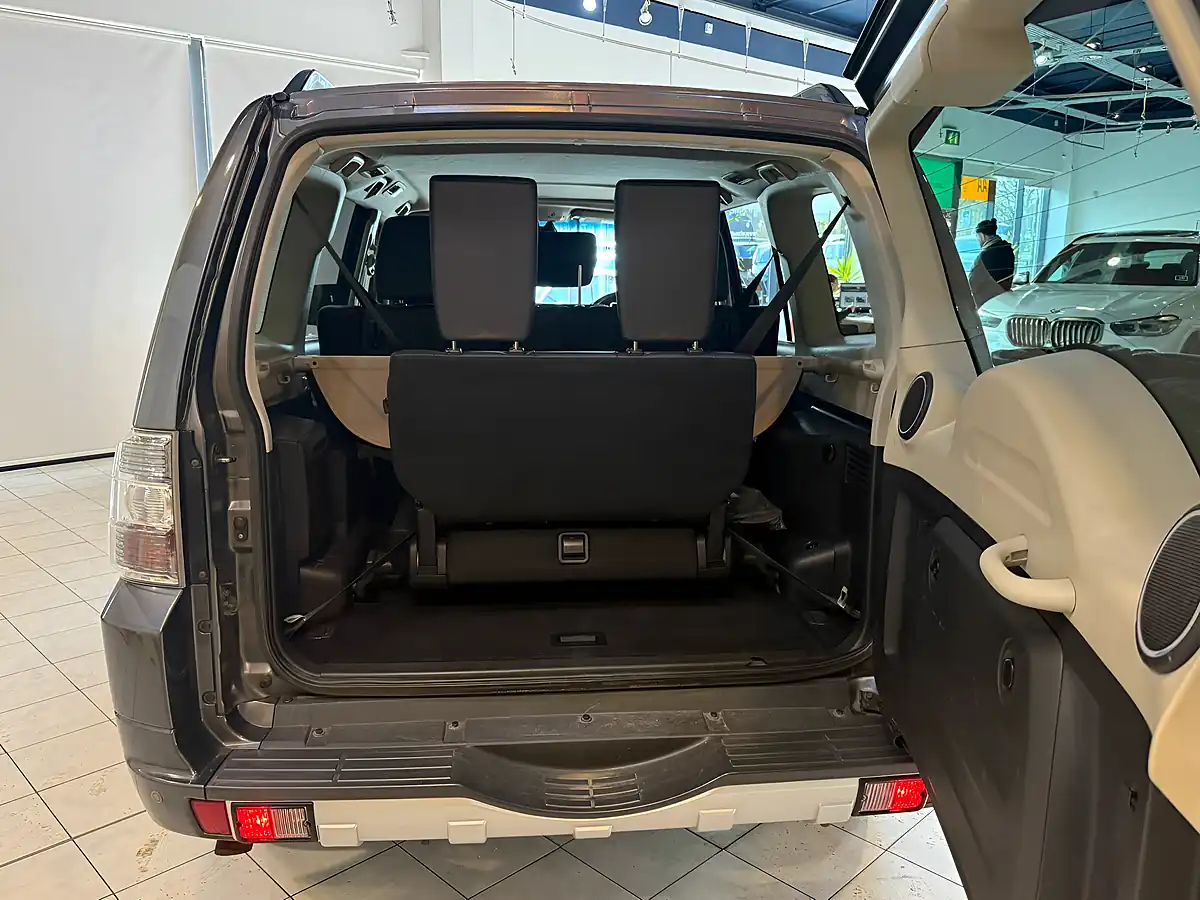 Used 2015 Mitsubishi Shogun SG4 Grey - Interior and Exterior details 7