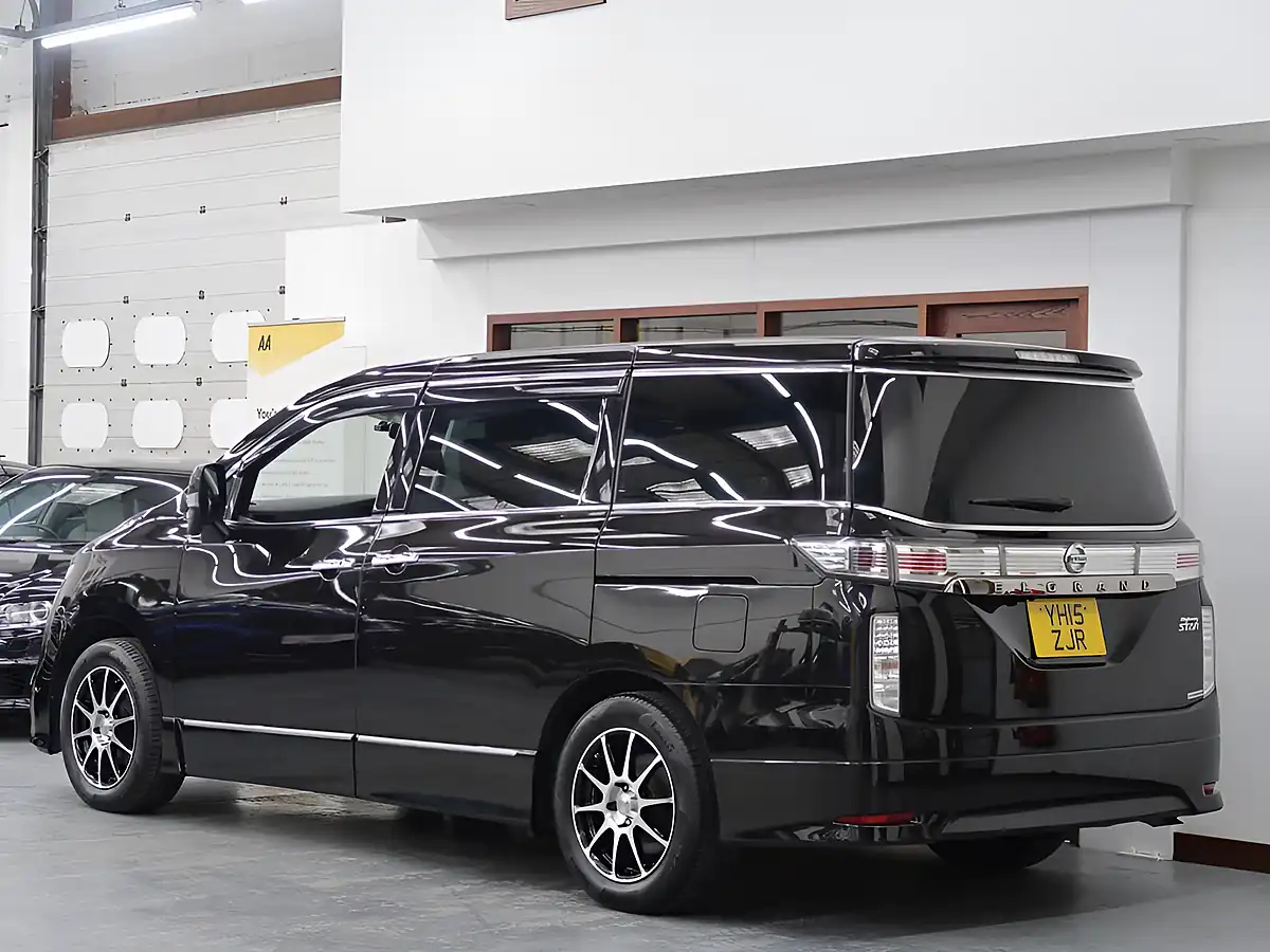Used 2015 Nissan Elgrand Highway Star Black - Interior and Exterior details 4